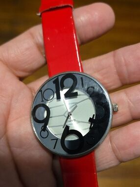 Red Women's Fashion Quartz Watch - Bold Numeric Dial